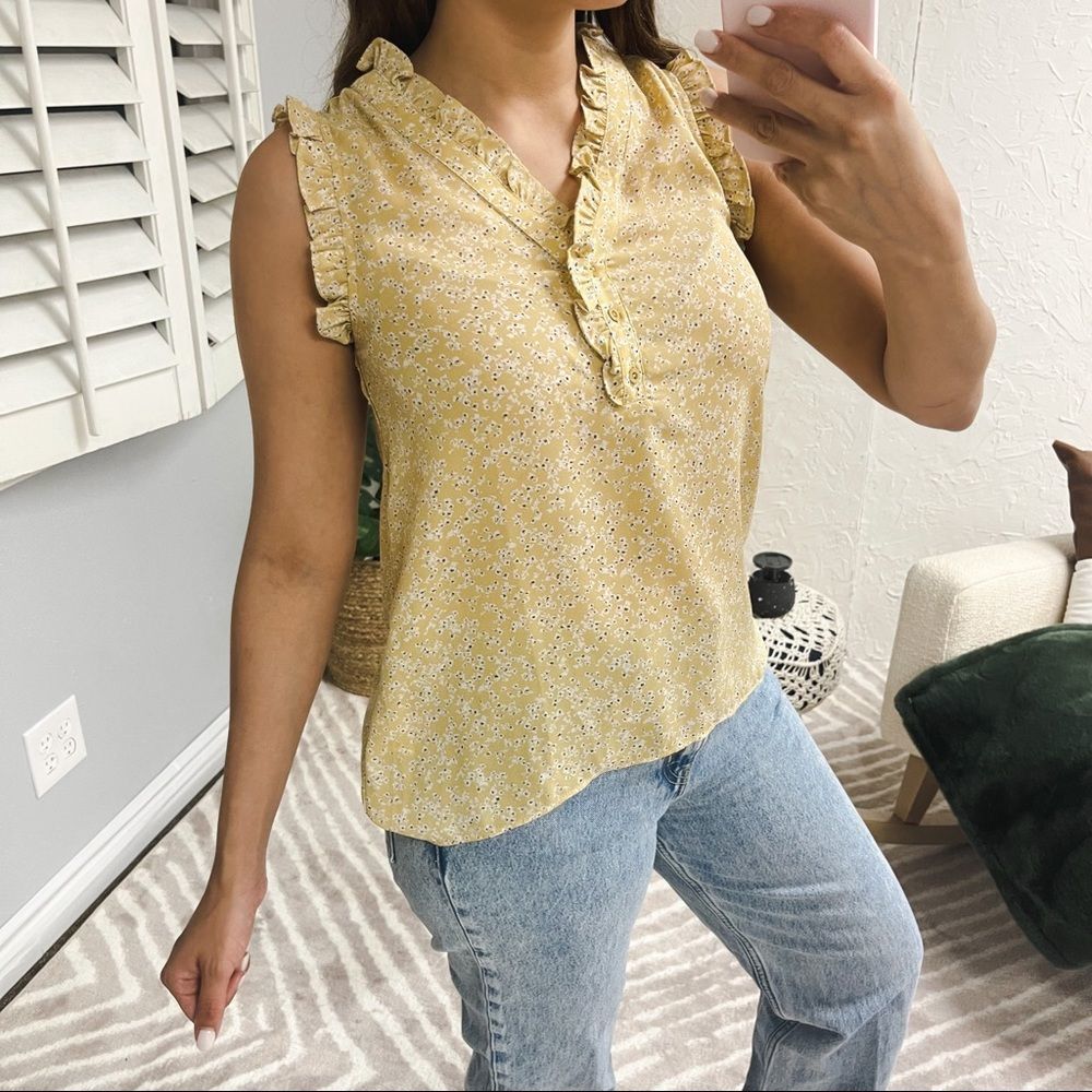 Everleigh Top Size XS Blouse Floral Yellow White Sleeveless Button Shirt V-neck